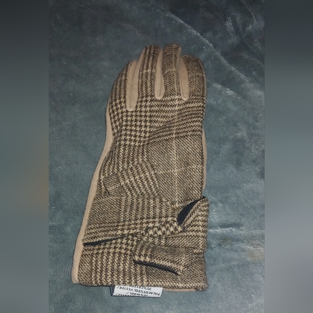 Chaus Tan and Brown Checkered Gloves